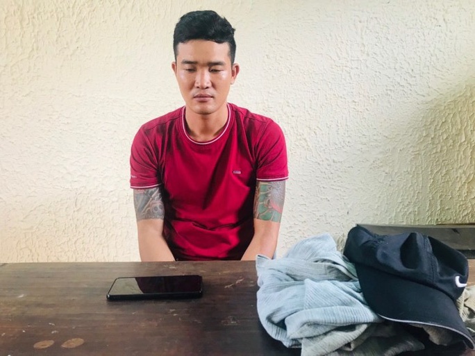 cuop tien cua phu nu di duong anh 1