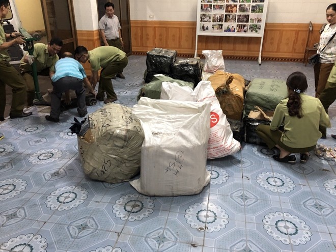 container chua hang hieu khong chung tu anh 1