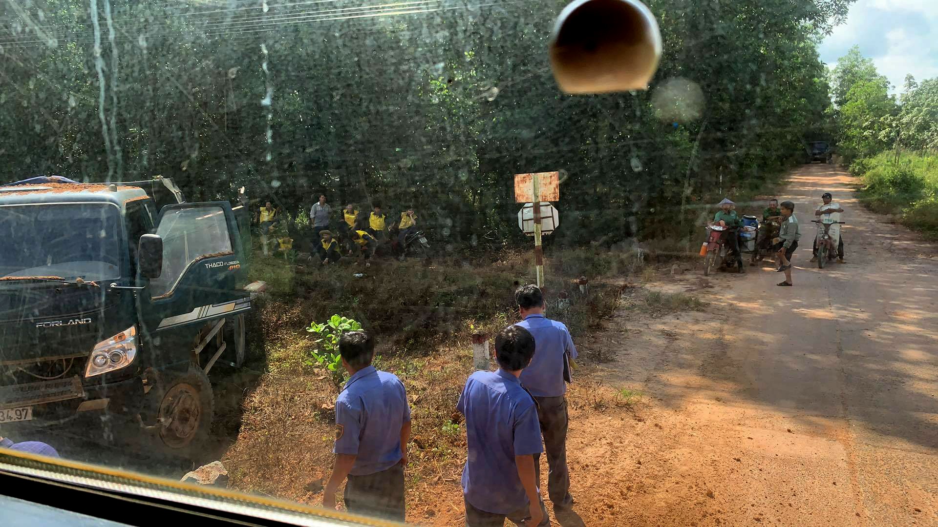 tau tong xe ben,  duong sat bi gian doan anh 1