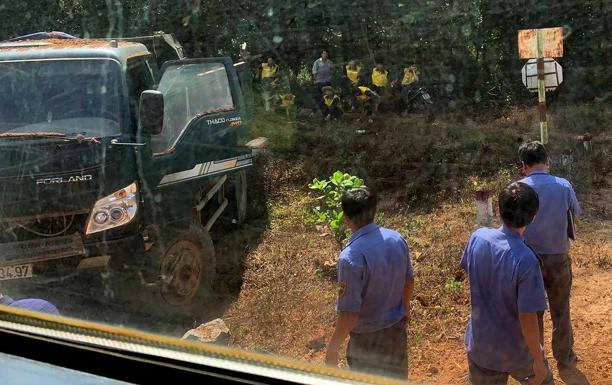 Tau hoa tong xe ben, duong sat gian doan nhieu gio hinh anh