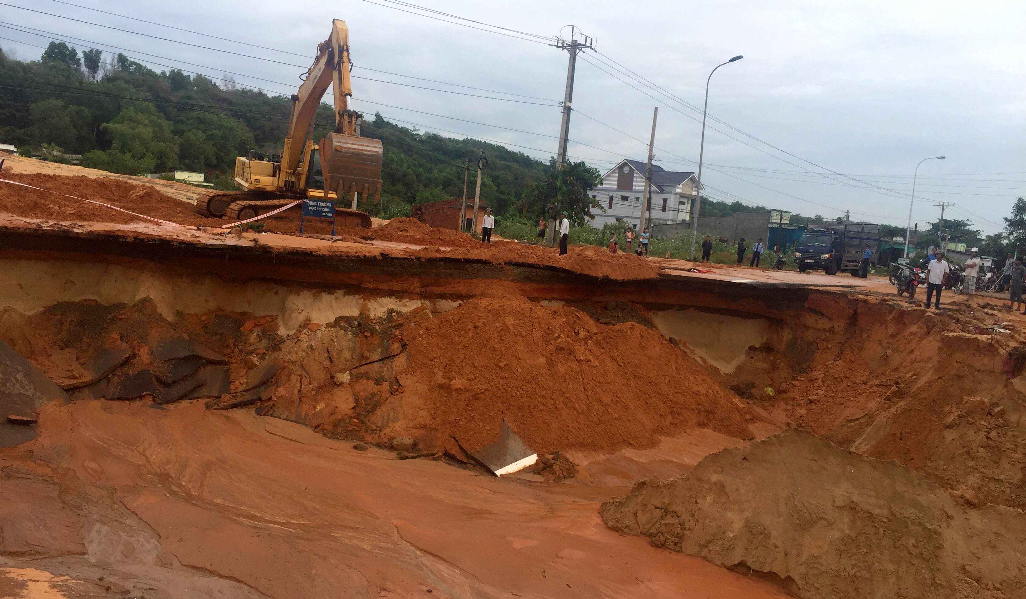 Dap ngan cat cong trinh bi vo gay lo duong hinh anh