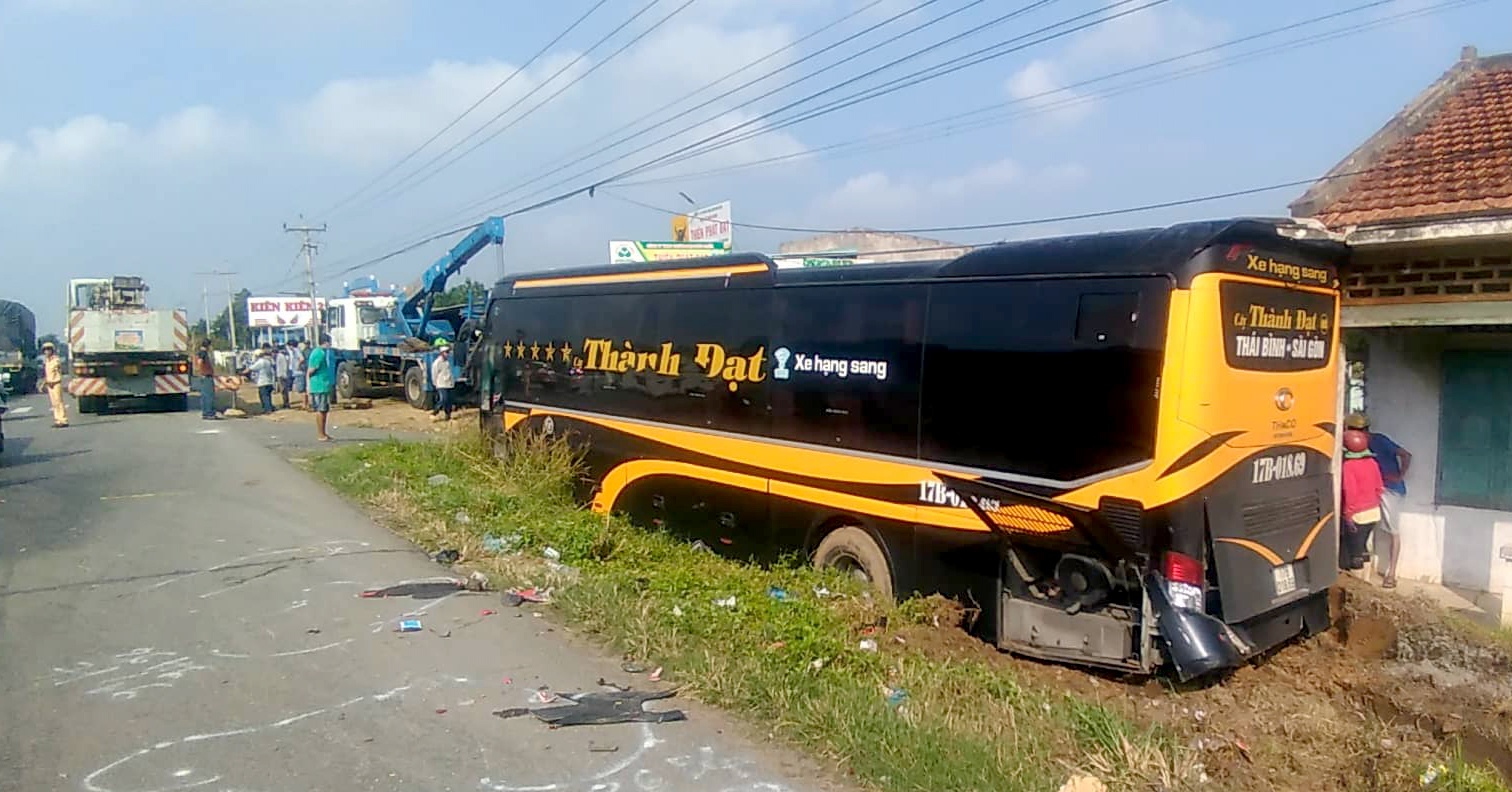 Xe giuong nam tong 3 xe may dang cho qua duong hinh anh