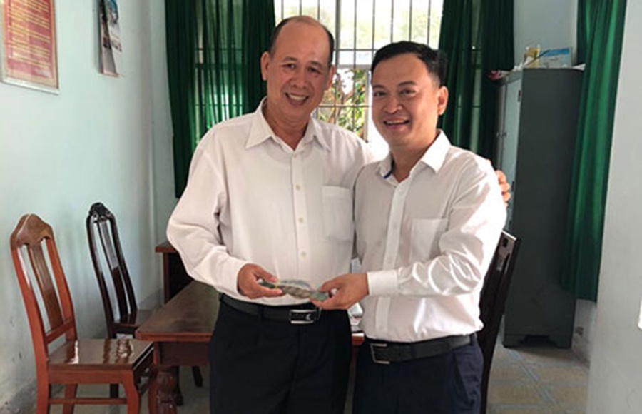 Hieu truong tra 60 trieu cho nguoi danh roi hinh anh