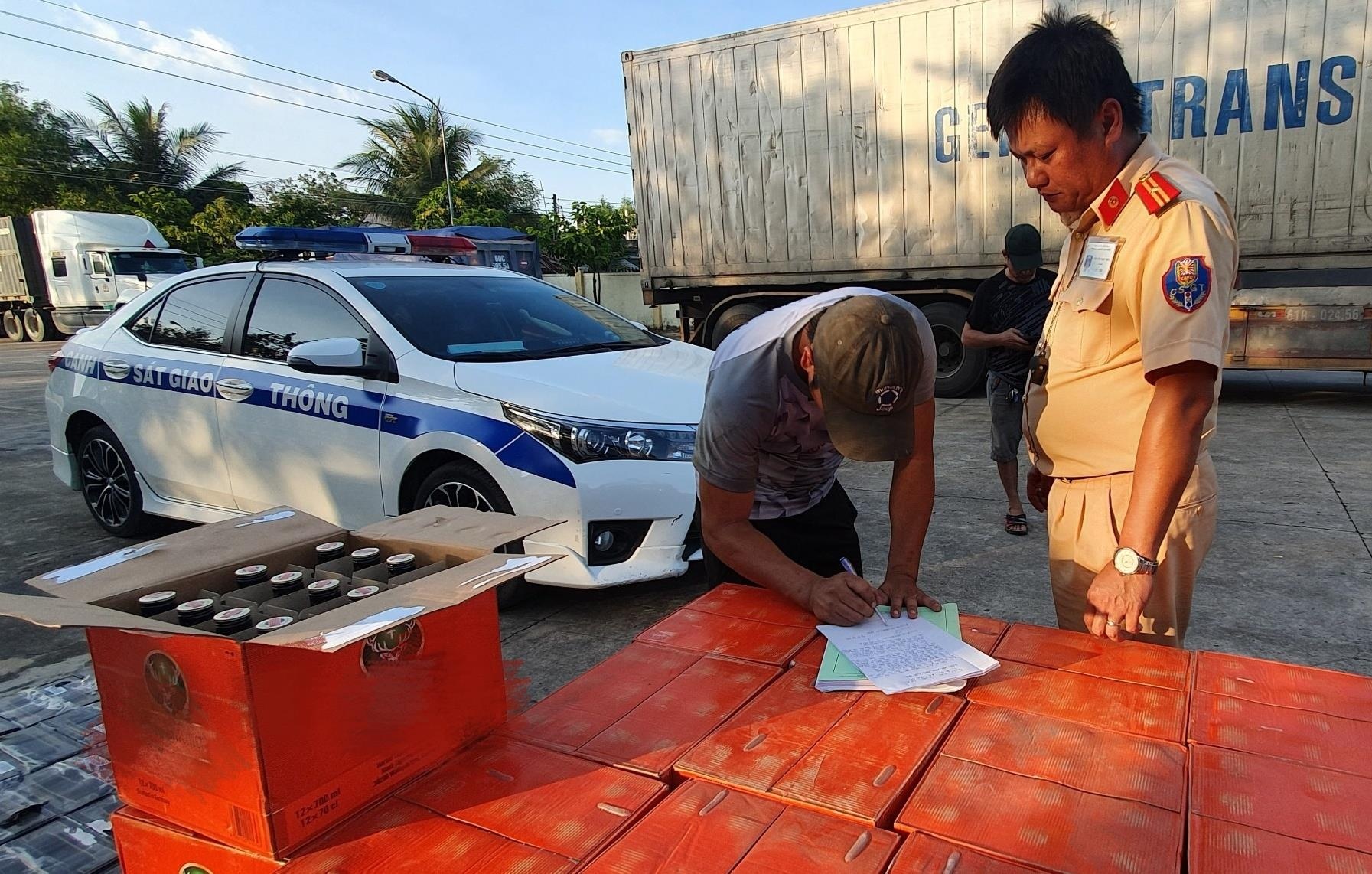 Chan xe dau keo cho hon 700 chai ruou ngoai hinh anh