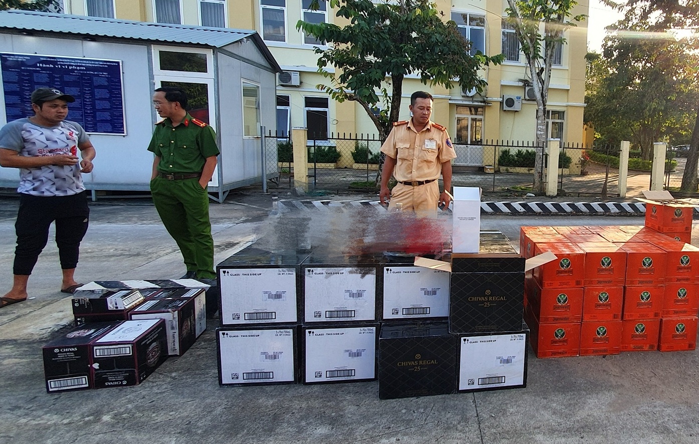 CSGT bắt xe đầu kéo chở rượu lậu ảnh 1 CSGT bat xe dau keo cho ruou lau anh 1