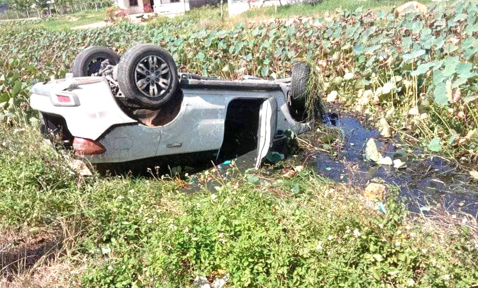 5 nguoi thoat chet trong oto lat ngua duoi ao sen hinh anh