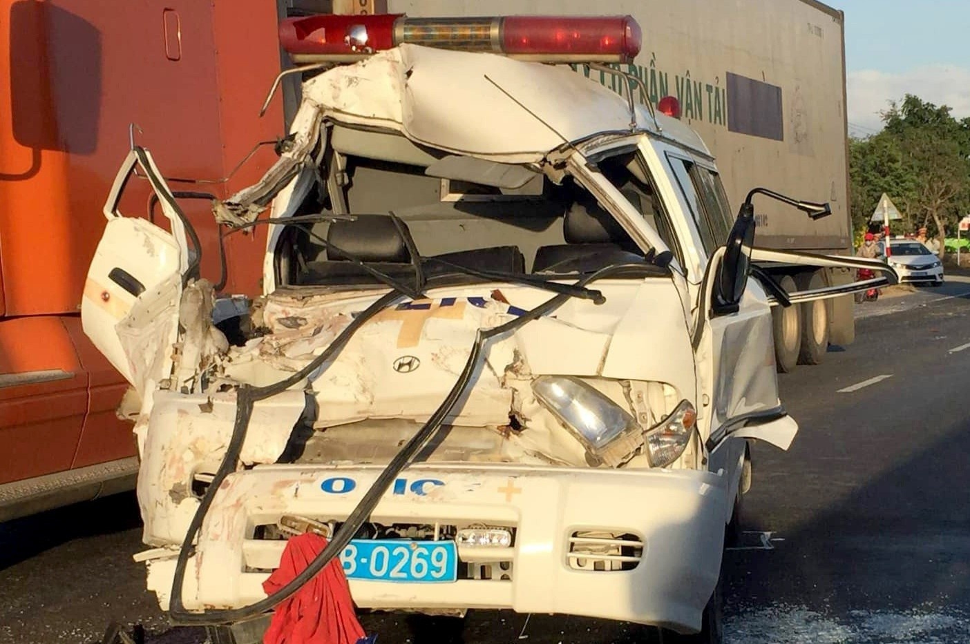 Tong vao duoi oto cho cong nhan, xe cuu thuong bep dum hinh anh