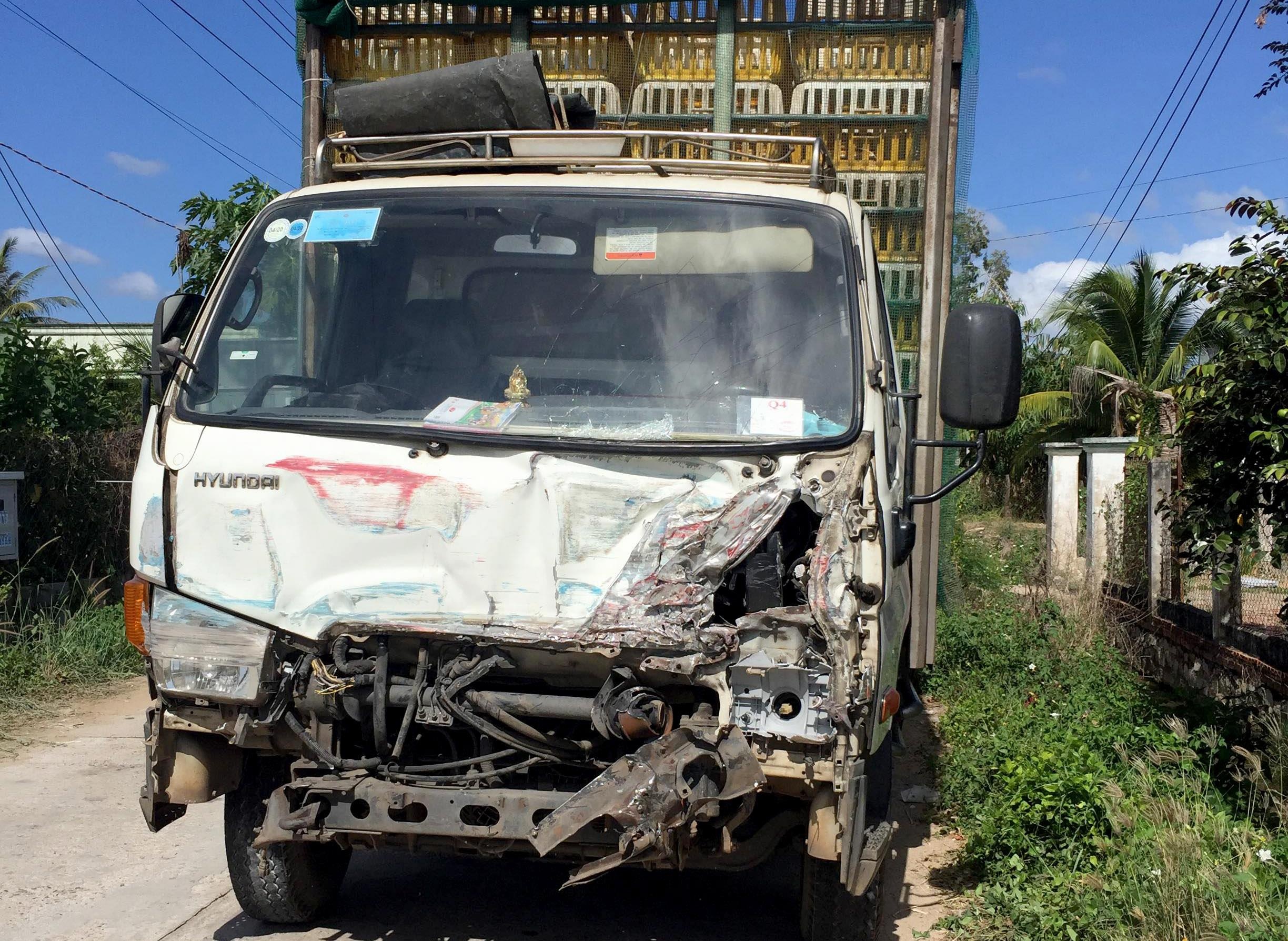 Xe tai tong ngang hong tau hoa hinh anh