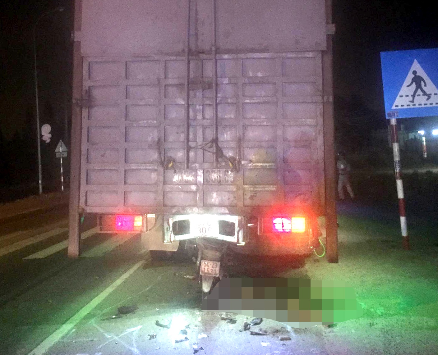 Xe may tong vao gam xe tai, tai xe tu vong hinh anh