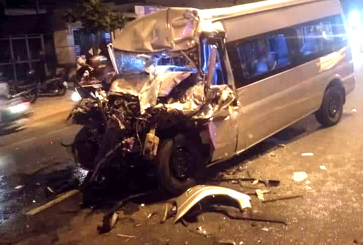 Oto 16 cho tong duoi xe dau keo, tai xe tu vong hinh anh