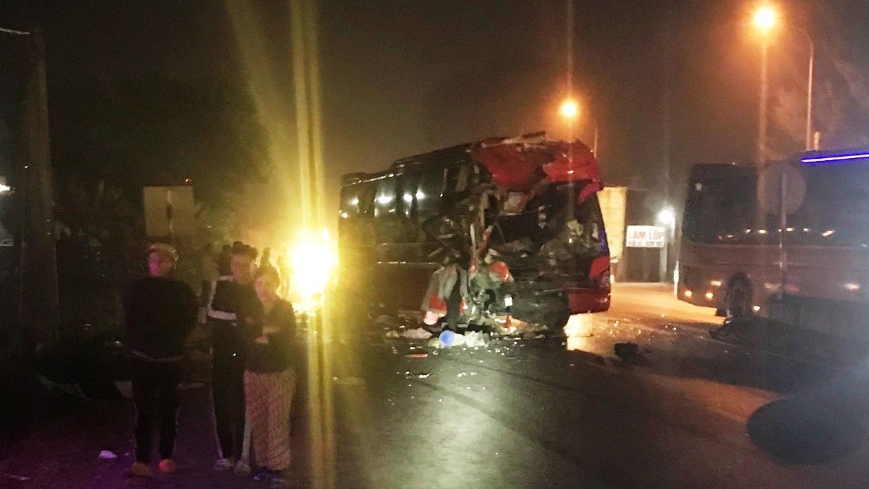 Hai xe khach tong nhau, 1 nguoi chet, 3 nguoi bi thuong hinh anh