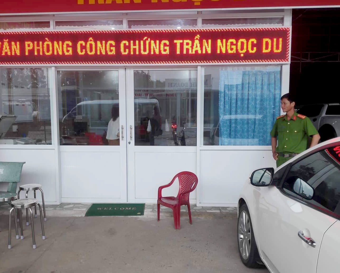 Khoi to ke ban chu no tai phong cong chung hinh anh