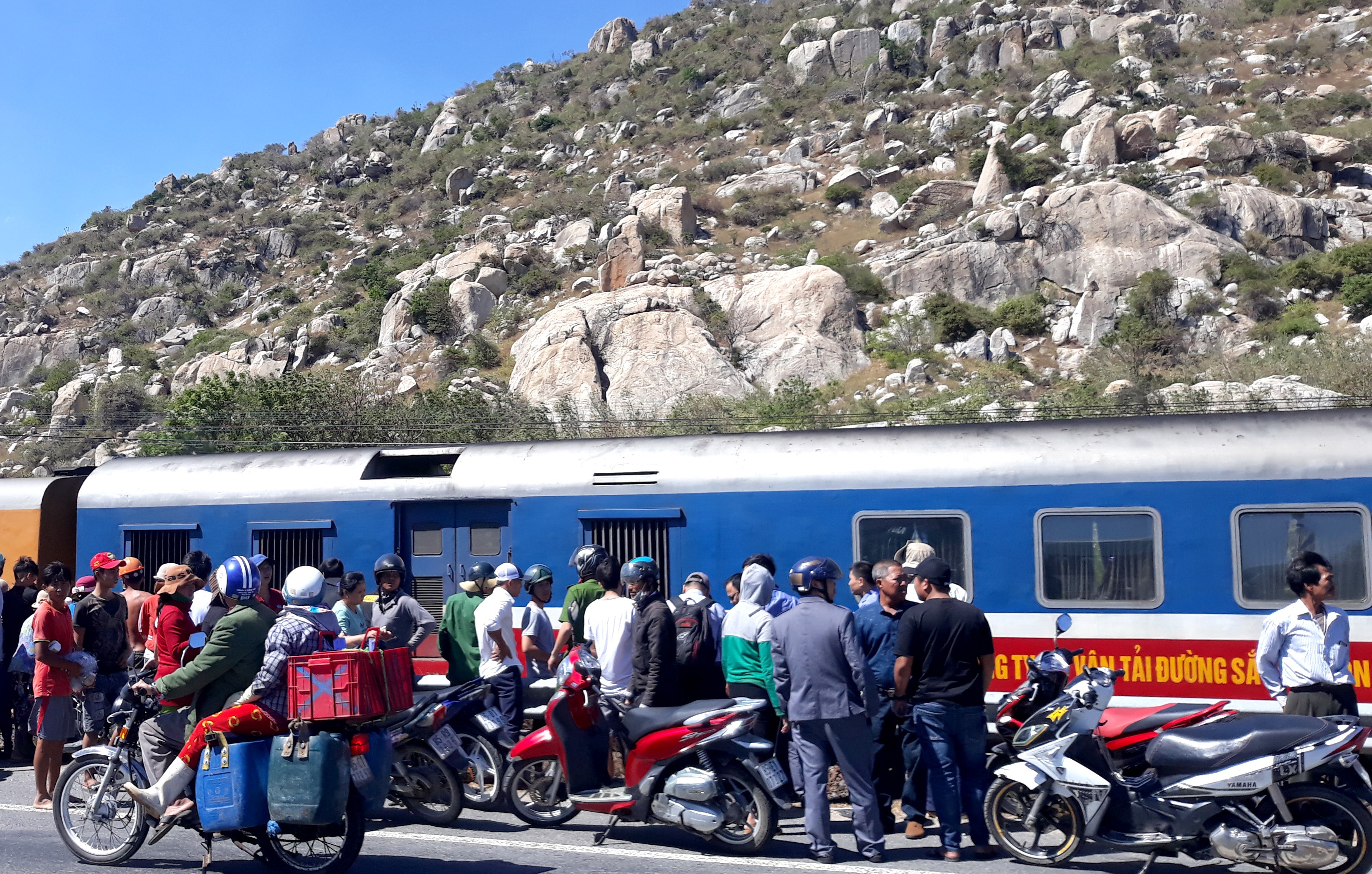 Bi tau lua tong chet khi di thap nhang mo vo hinh anh