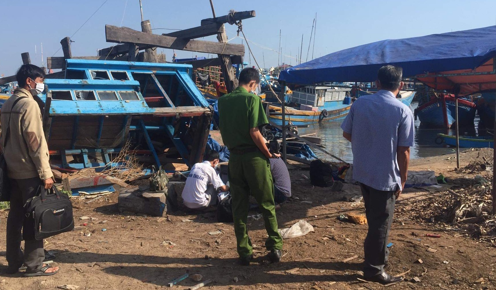 Thi the ngu dan noi tren song sau 2 ngay mat lien lac hinh anh