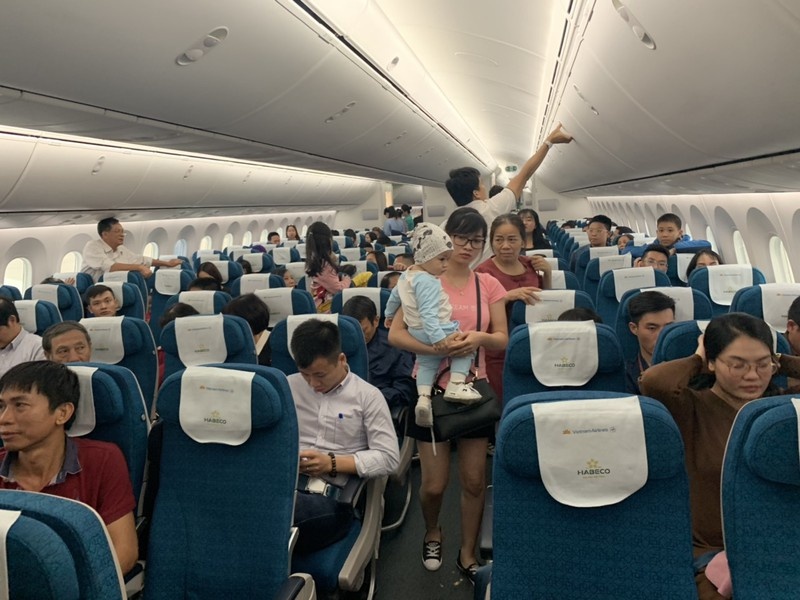 May bay Vietnam Airlines di Hai Phong lai dap xuong Noi Bai hinh anh