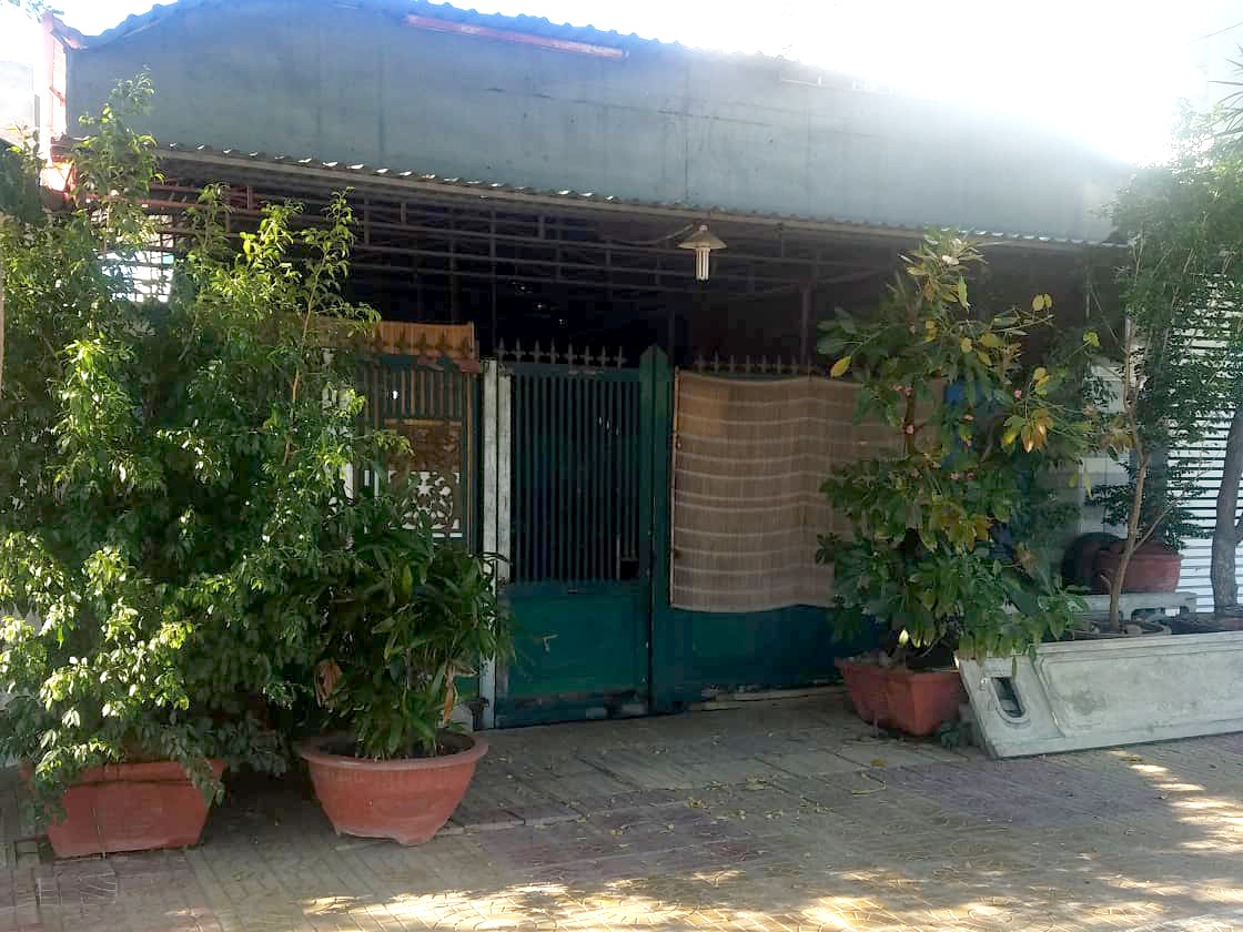 nguoi phu nu danh dap hoc sinh tieu hoc anh 1