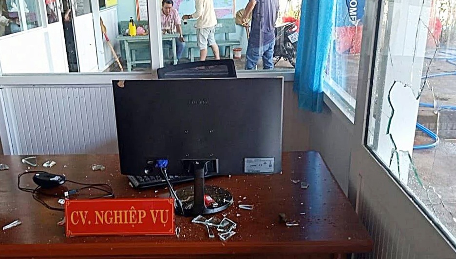 Phong cong chung lien tuc bi nem da, mam tom hinh anh