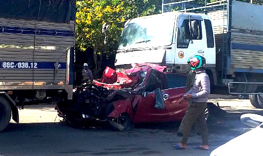 Khoanh khac xe tai tong bep dum oto dung den do hinh anh