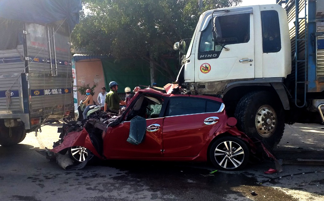 tai xe thoat chet trong chiec xe bi tong bep dum anh 1