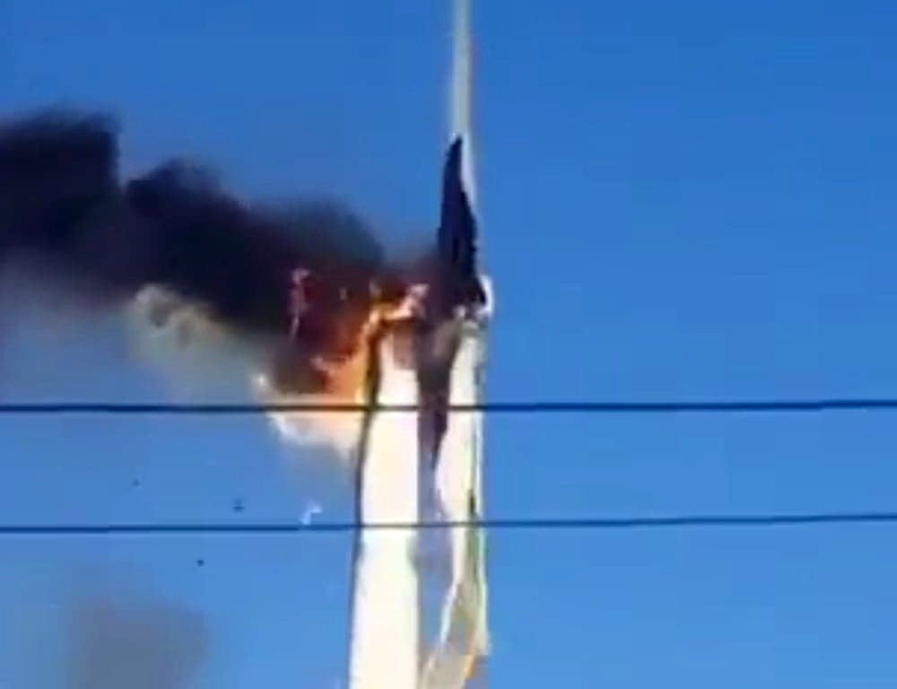 Tru dien gio o Binh Thuan boc chay, no tung hinh anh