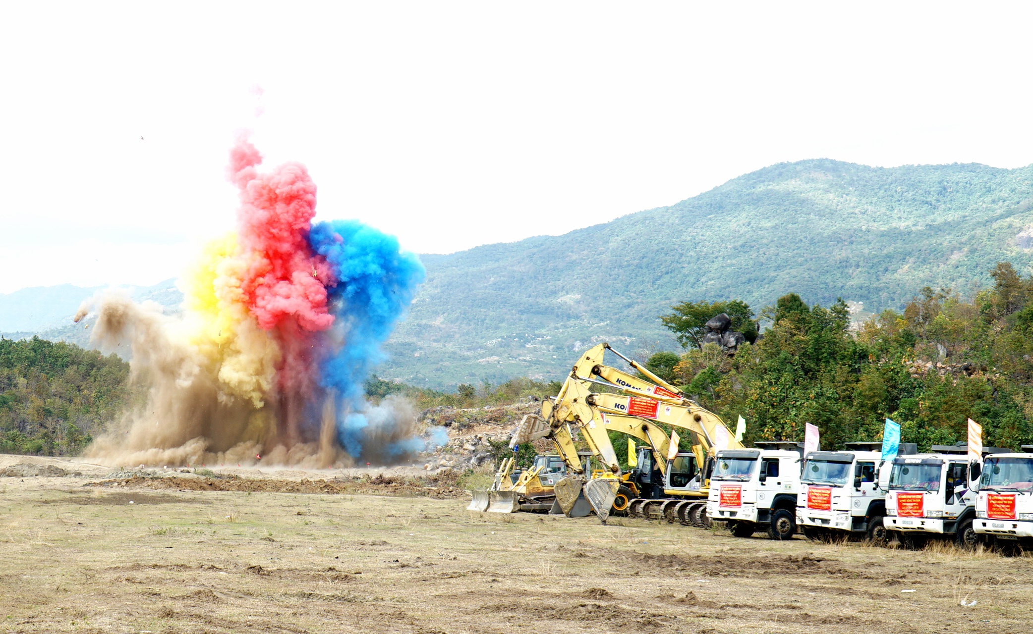 thi cong du an thuy dien tich nang dau tien anh 1