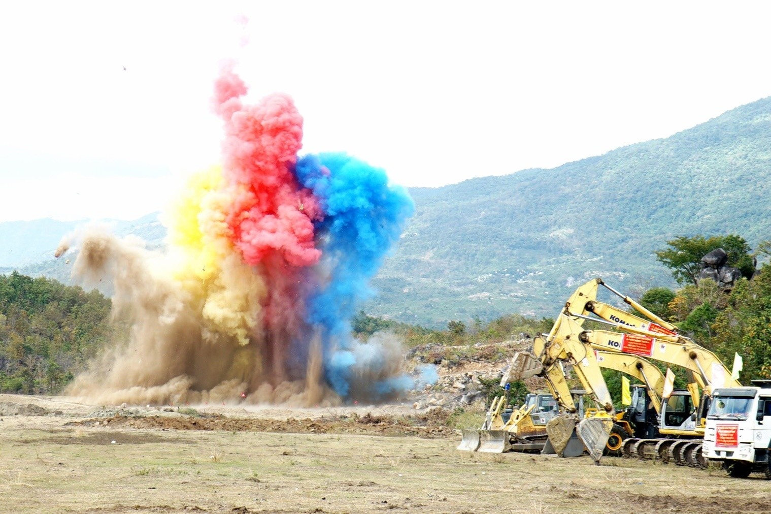 Thi cong du an thuy dien tich nang dau tien tai Viet Nam hinh anh