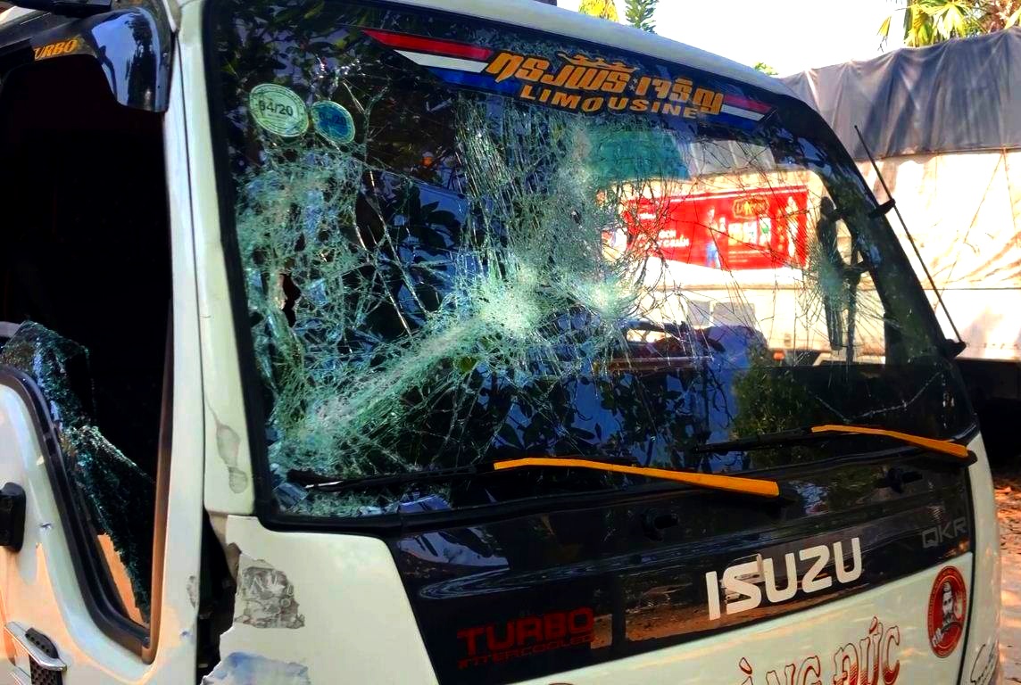 Nhom thanh nien chan xe, dap pha tren quoc lo 1 hinh anh