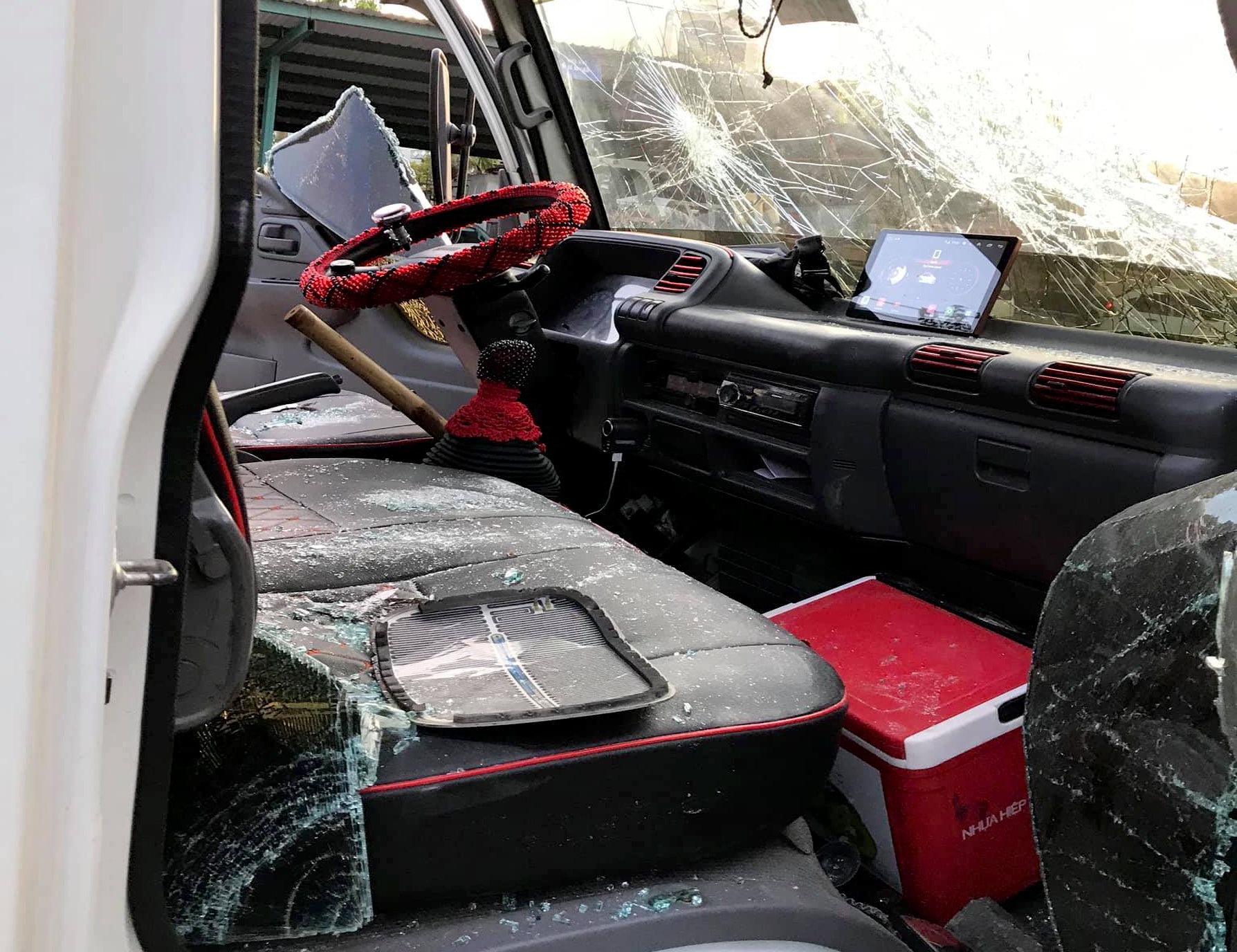 Xe tai bi chan, dap vo kinh tren quoc lo 1 hinh anh