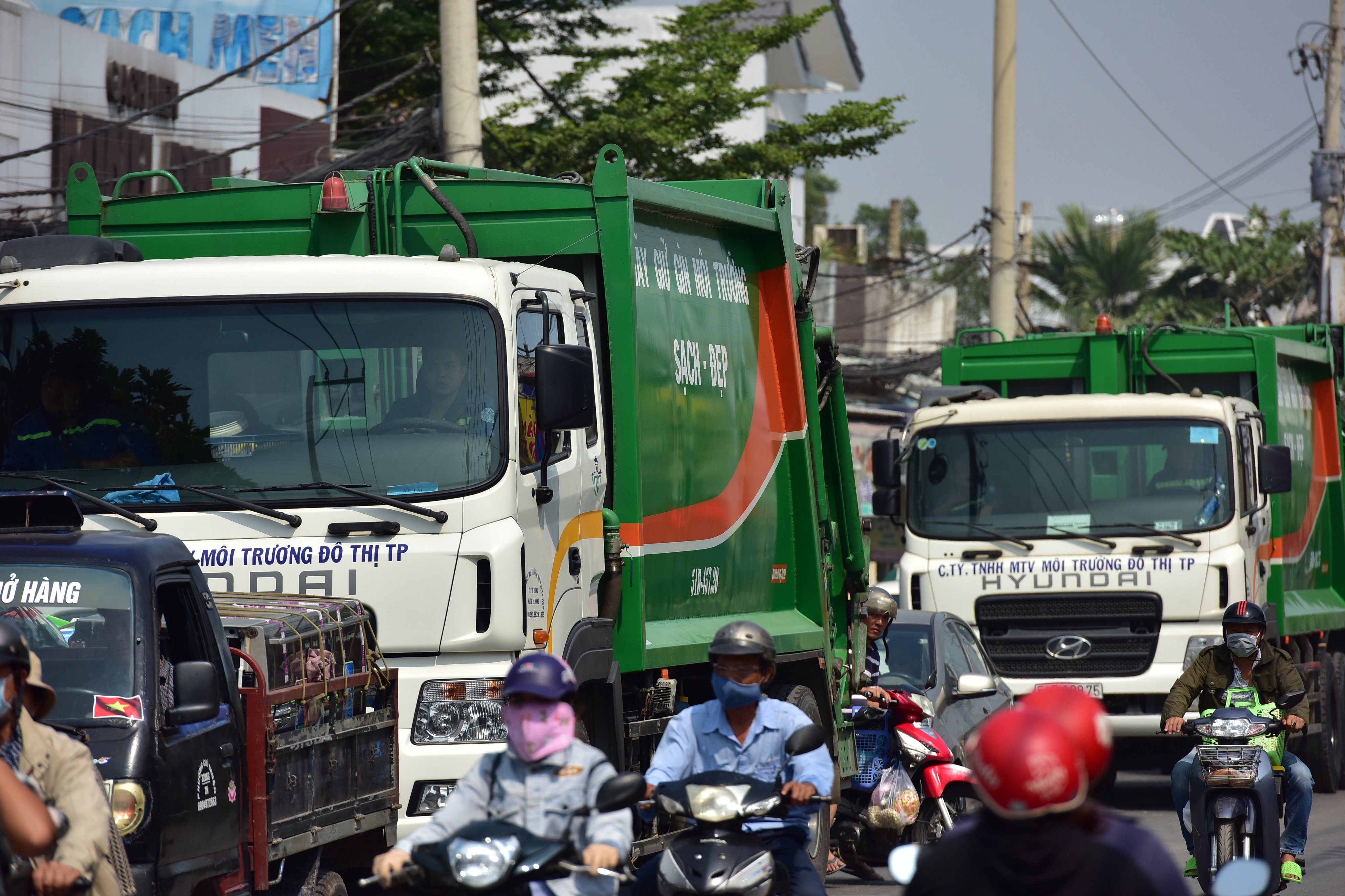 Nguoi Sai Gon 'khong tho noi' khi ket ben xe cho rac tren quoc lo 50 hinh anh