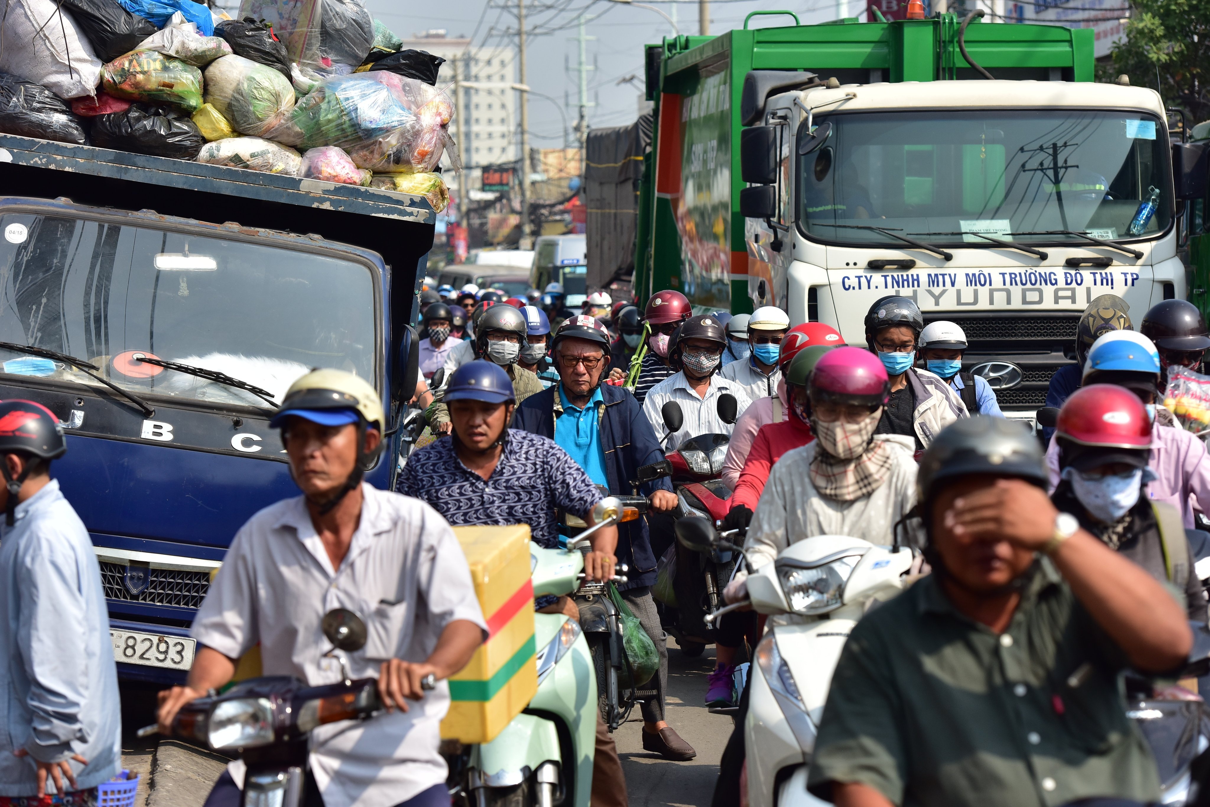 Doan xe cho rac len Da Phuoc ket giua bien nguoi di tao mo hinh anh