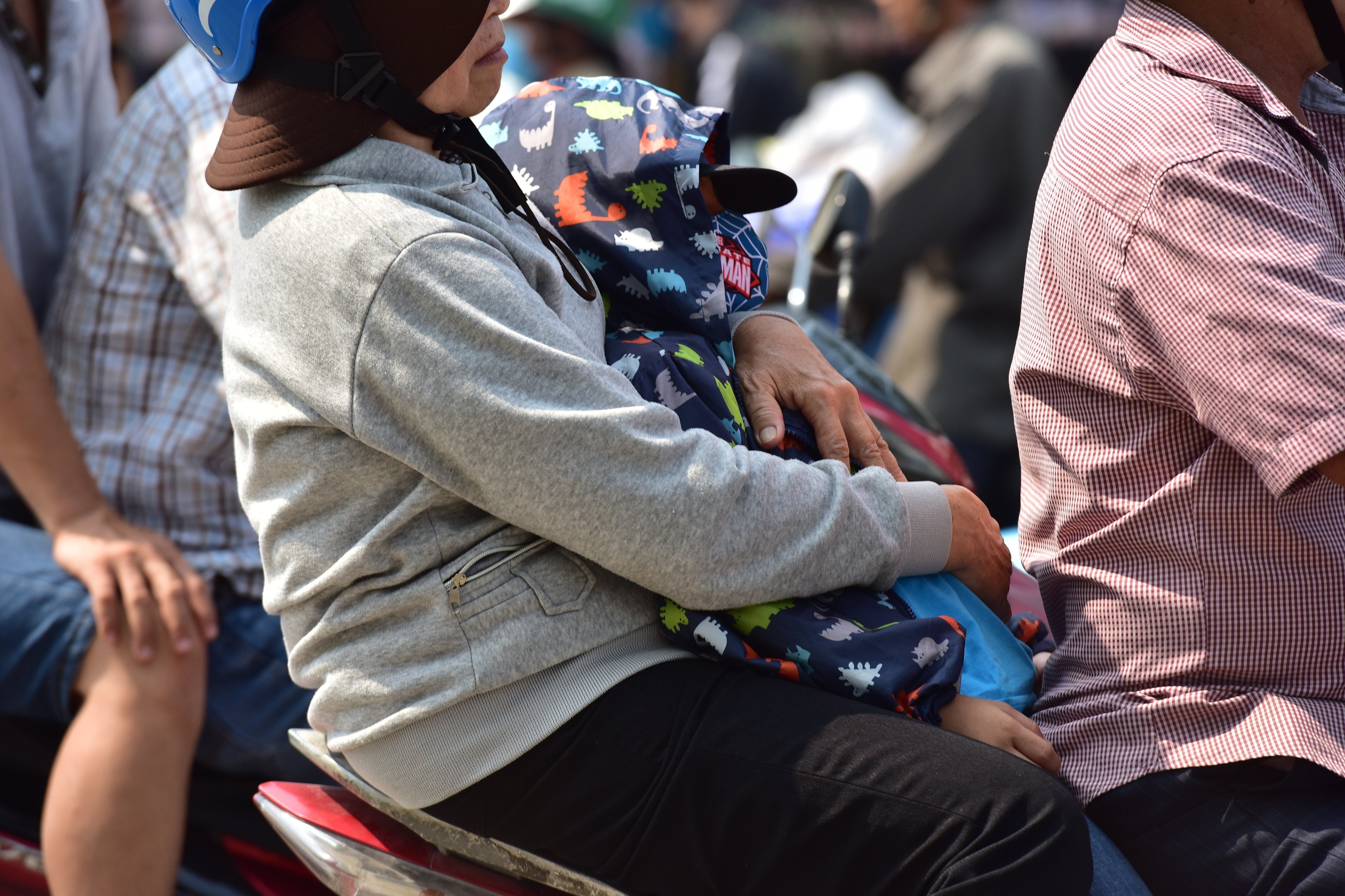 tre em met moi tren duong ve mien tayaan tet anh 1