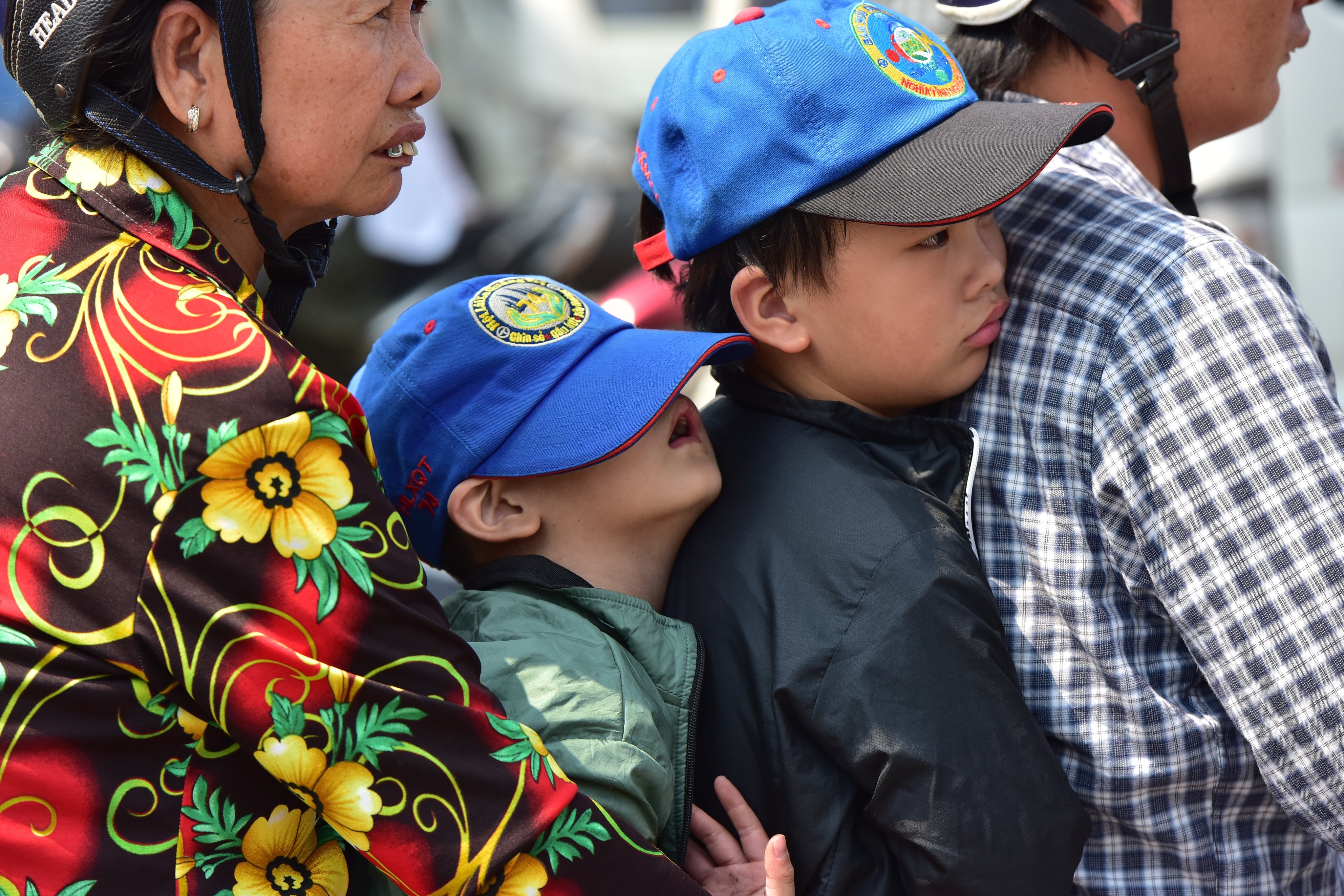 tre em met moi tren duong ve mien tayaan tet anh 3