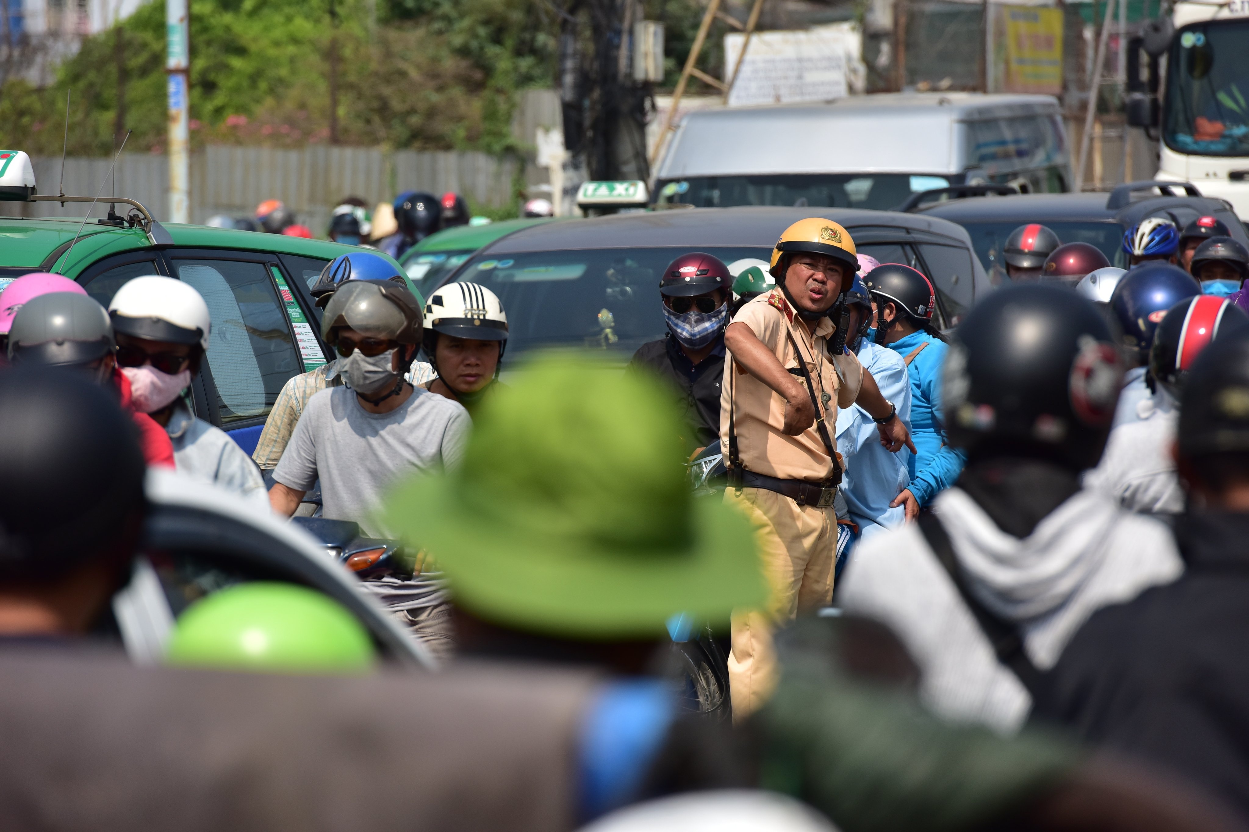 tre em met moi tren duong ve mien tayaan tet anh 5