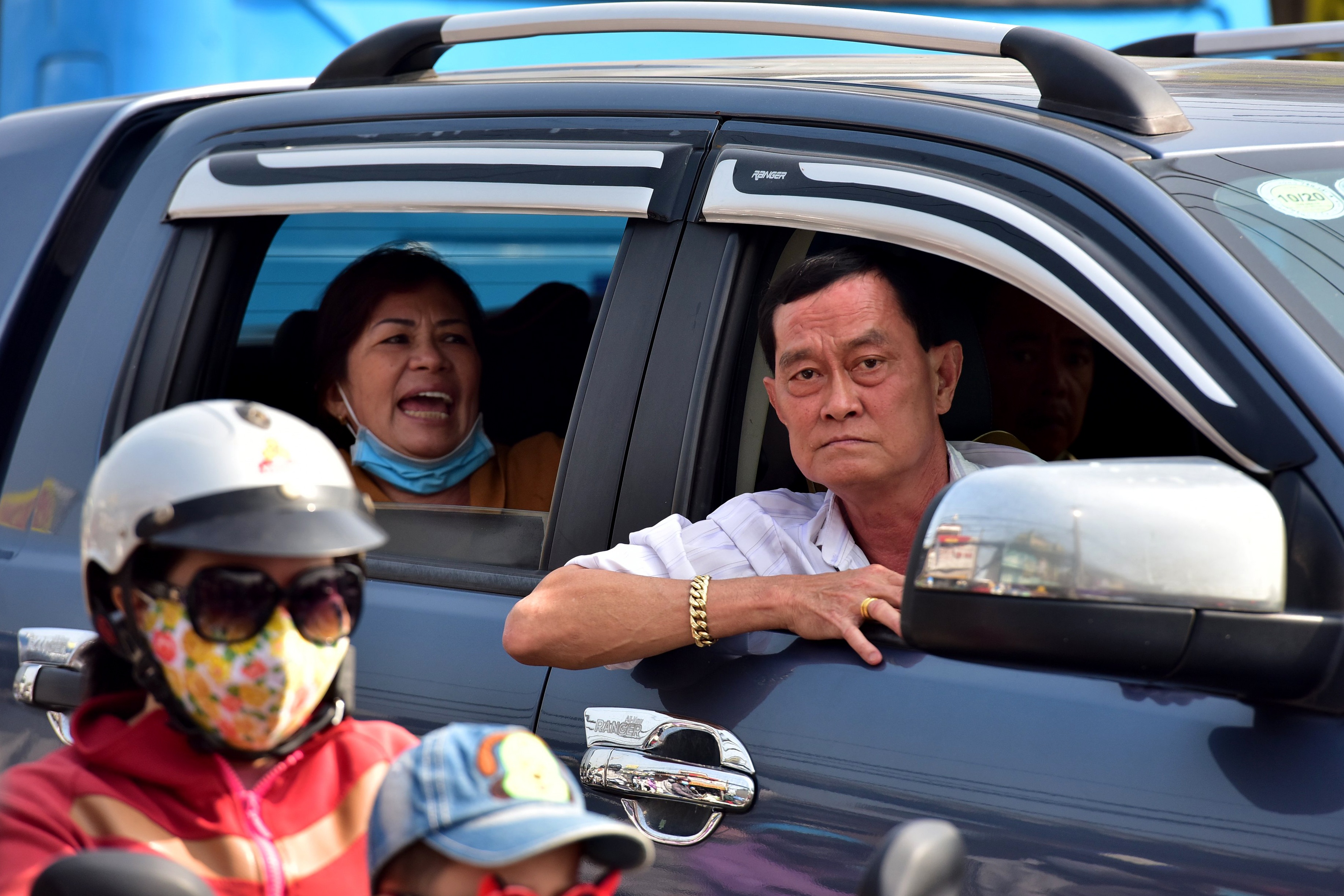 Duong ve mien Tay ket khong loi thoat, lai xe can hat dua giua quoc lo hinh anh