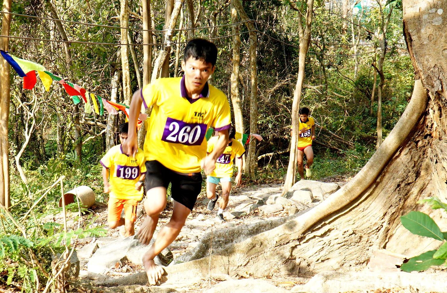 Gan 400 nguoi thi leo nui Ta Cu hinh anh