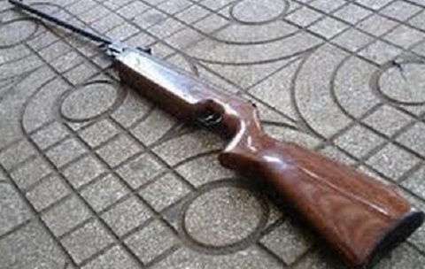 Bat nghi pham no sung lam 4 nguoi bi thuong hinh anh