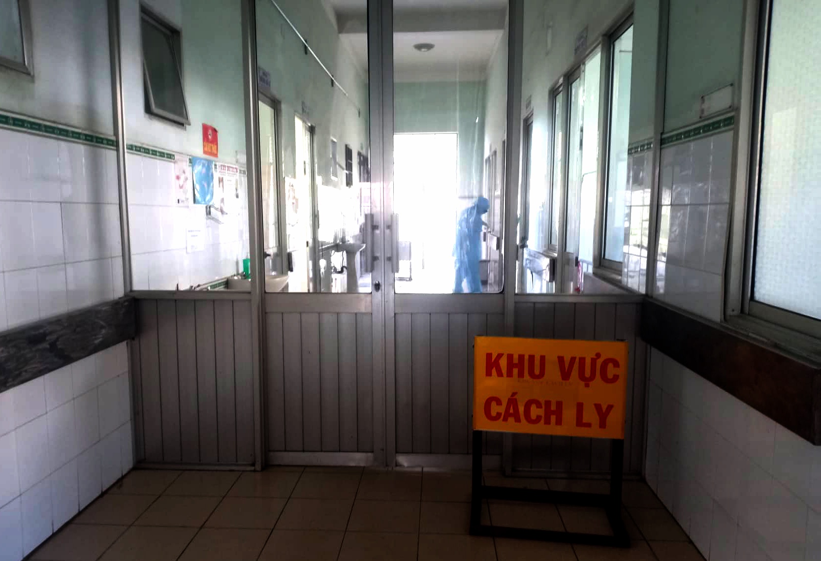 Lai xe va nhan vien nha hang o Binh Thuan am tinh voi virus corona hinh anh