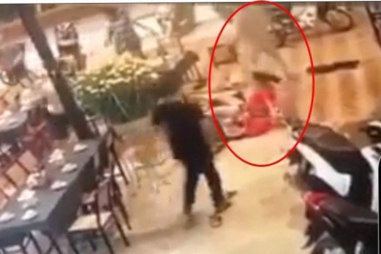 Con do truy sat nguoi phu nu trong quan an hinh anh