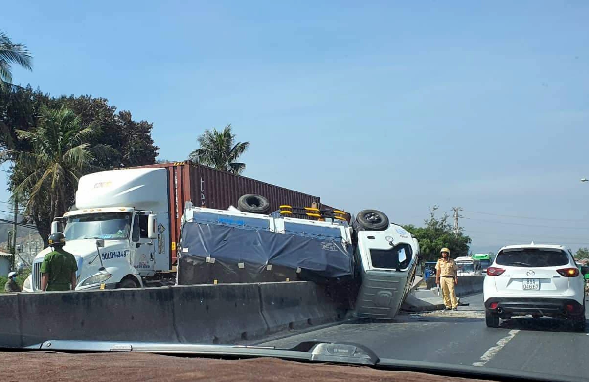 xe tai lat ngua khi vuot dau keo anh 1