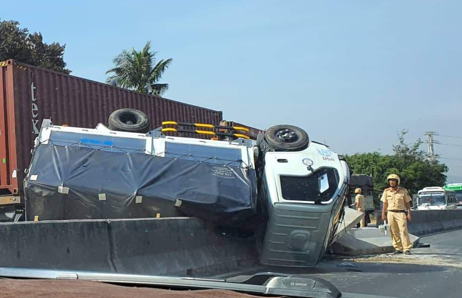 Oto tai lat ngua tren dai phan cach sau khi vuot xe dau keo hinh anh