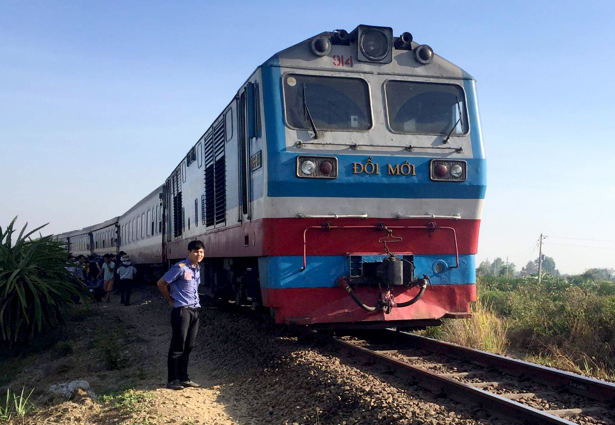 Tau SE25 trat banh o Binh Thuan hinh anh