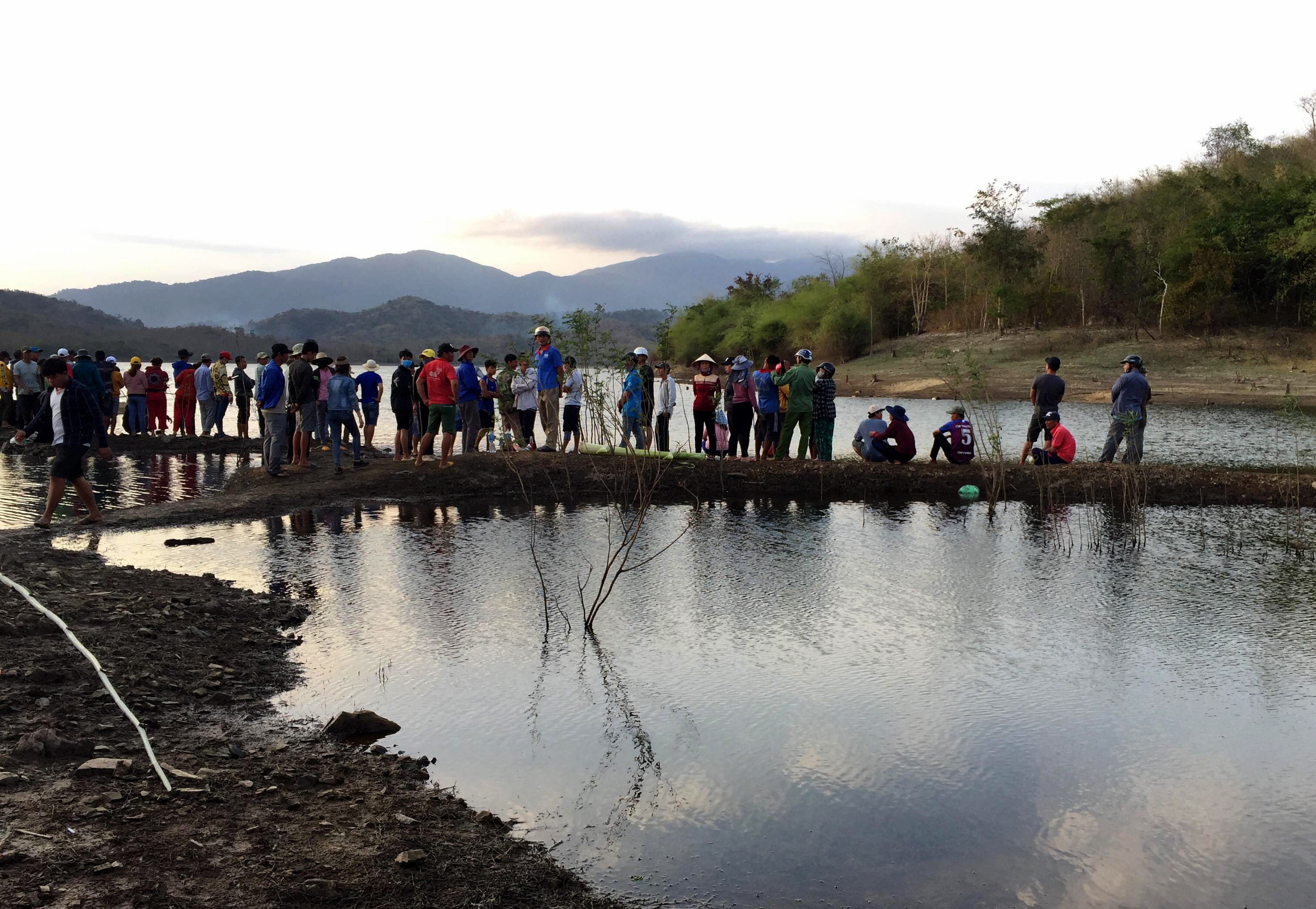 nam sinh lop 10 mat tich tren ho song mong anh 1