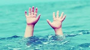 Nam sinh lop 10 mat tich khi cheo thuyen choi tren ho hinh anh