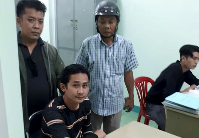 nghi phạm giả danh công ăn cướp sòng bạc ra đầu thú ảnh 1 nghi pham gia danh cong an cuop song bac ra dau thu anh 1