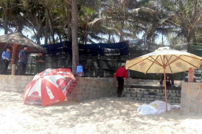 Du khach 69 tuoi tu vong khi di dao o bai bien hinh anh