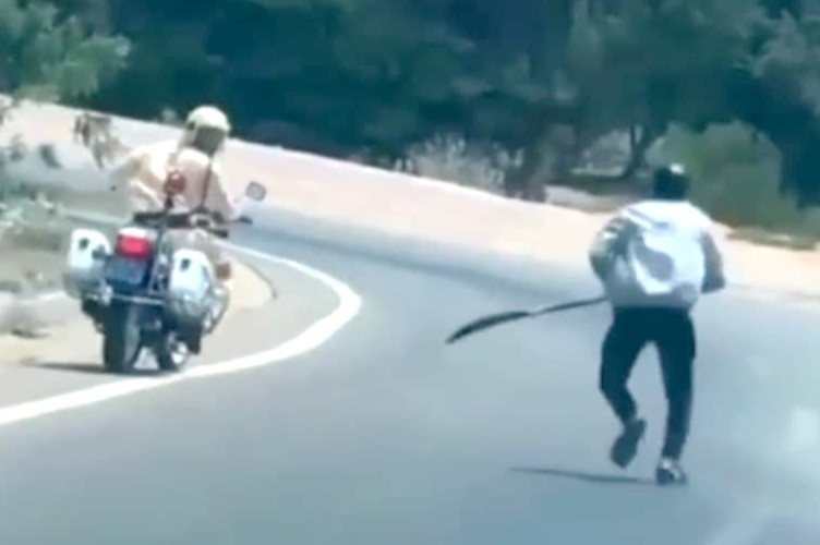 Truy duoi tai xe xe may cam dao lang lach tren duong hinh anh