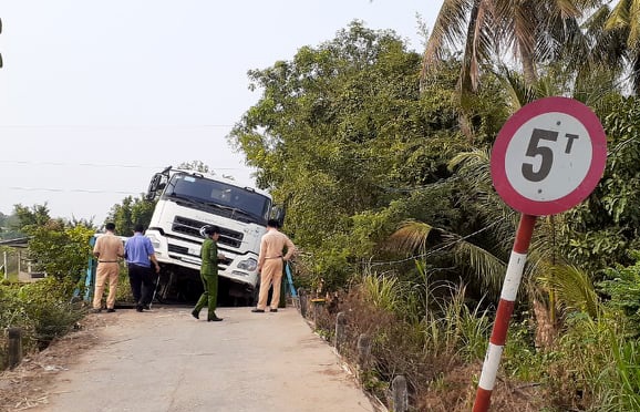 xe cho mia qua tai lam sap cau anh 1