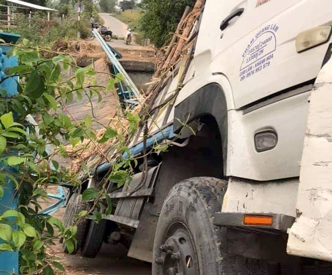 Xe cho mia hang chuc tan lam sap cau 5 tan hinh anh