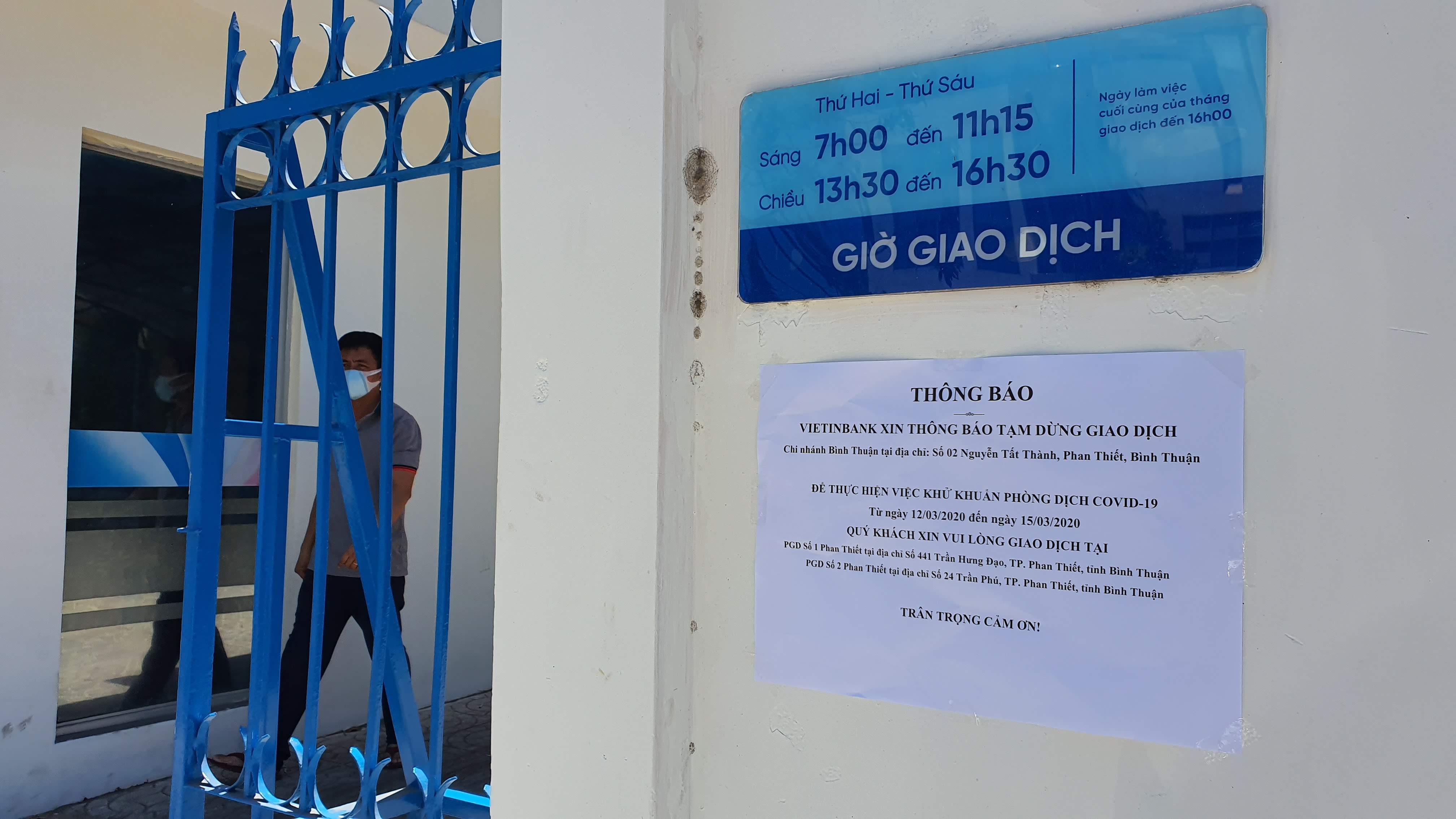 ngan hang dong cua vi nhan vien nhiem covid-19 anh 1