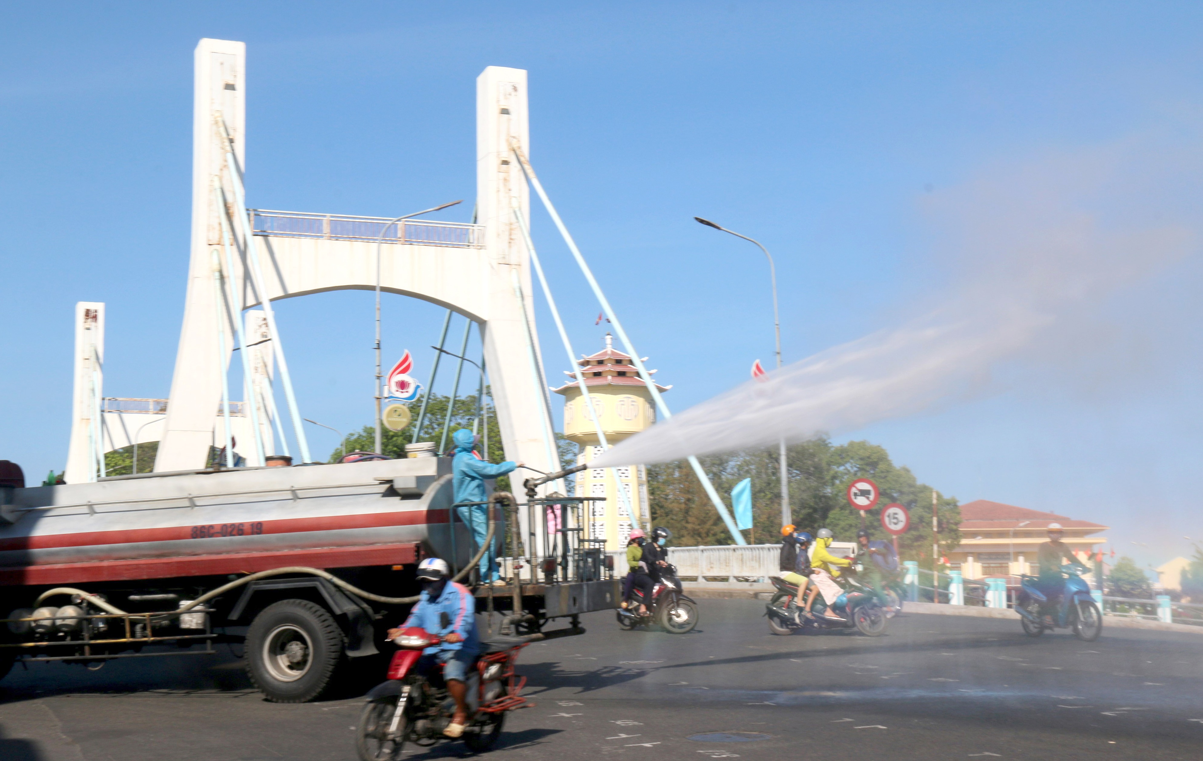 Phan Thiet phun thuoc khu trung tren dien rong anh 1
